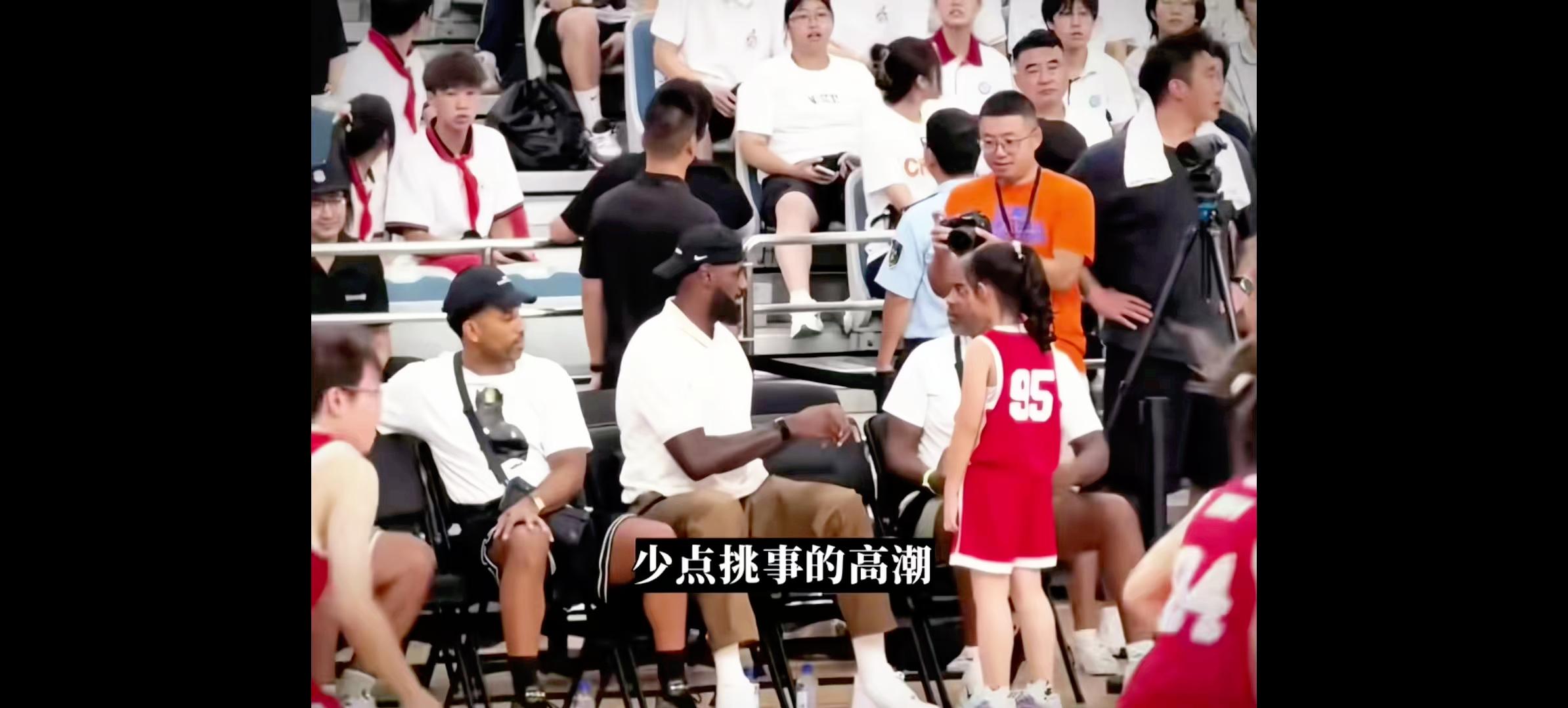 詹姆斯中国行 保镖(詹姆斯的保镖在驱散围堵车辆的狂热球迷) 詹姆斯中国行 保镖(詹姆斯的保镖在驱散围堵车辆的狂热球迷)