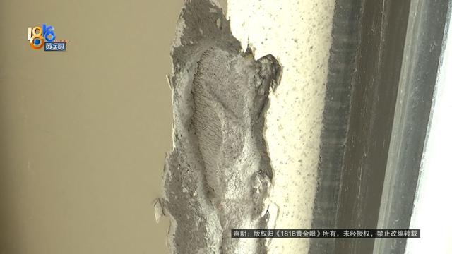 他挥动锤子，砸开了自家的墙！到底在找什么？