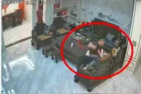 妻子100度开水浇丈夫面部后续：早前监控曝光，女子被按着打图片