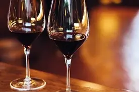 女人喝多之后到底有多疯狂？网友：这个世上没有你在乎的人了吗？图片