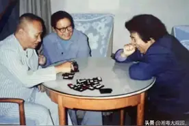 1992年，李讷来到毛岸青家中，看望二哥、二嫂，一张罕见的留影图片