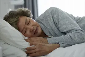 差点犯大错！医生提醒：刚睡醒千万别马上起床，多数人都错了图片