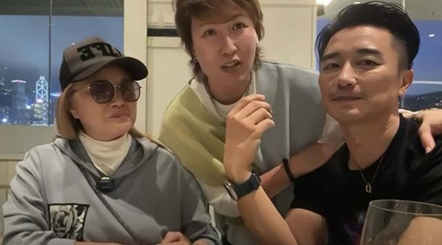 61岁陶大宇携新婚妻子看演唱会，主动搂太太肩膀秀恩爱很是幸福