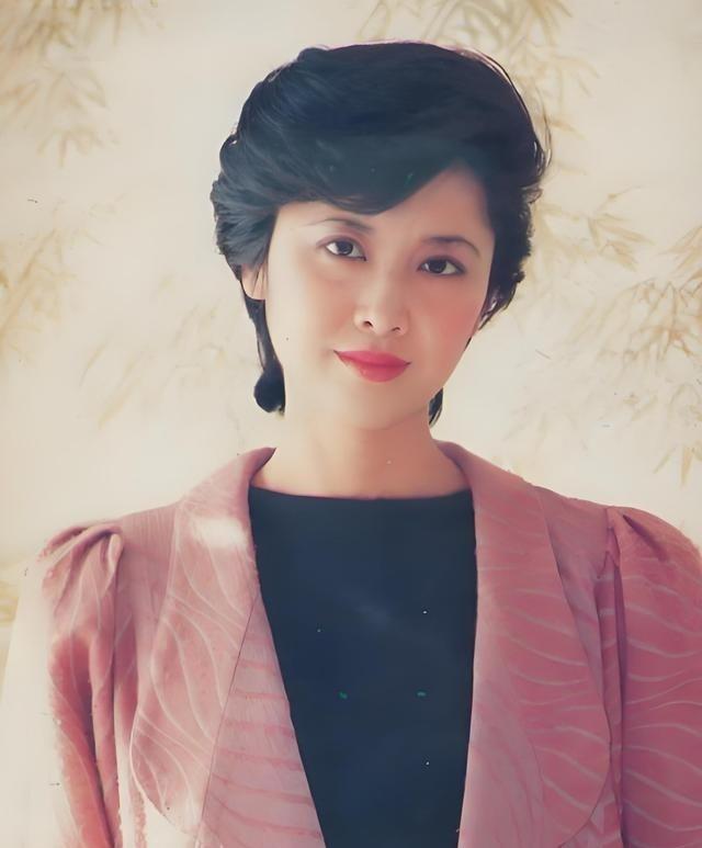 她是中国第一美女	，结2次婚都没孩子，如今72岁仍美得令人羡慕！