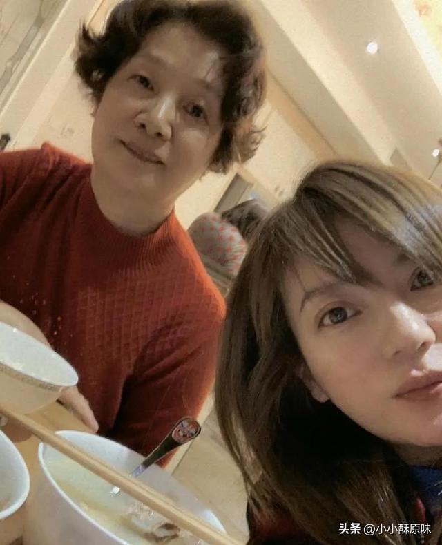 49岁赵薇现身安徽老家，全副武装难掩落魄？曾经的顶流如今怎样了