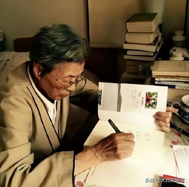 毛主席的机要秘书谢静宜有多美？长相甜美可爱	，当过北京市委书记