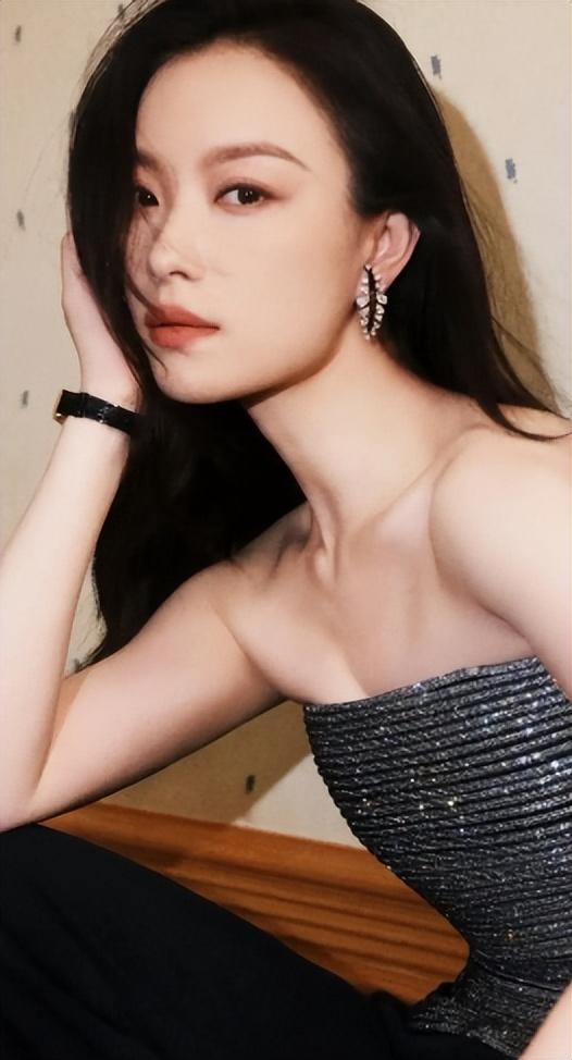 37岁倪妮晒照过圣诞，一细节暴露真实现状，难怪当初看不上冯绍峰