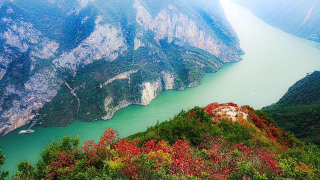 一江碧水，两岸红叶，静看三峡绚丽之秋