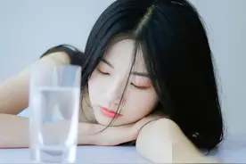 “荷尔蒙”旺盛的女人，一般有4个特征，对照一下，你占了几个？图片