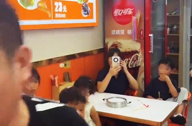 3人带4娃吃一碗面反转！细节曝光，老板疑撒谎，黑历史被扒不简单