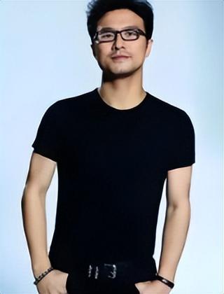 章子怡也没想到	，离婚刚两年的54岁汪峰，竟走上了另一条上坡路