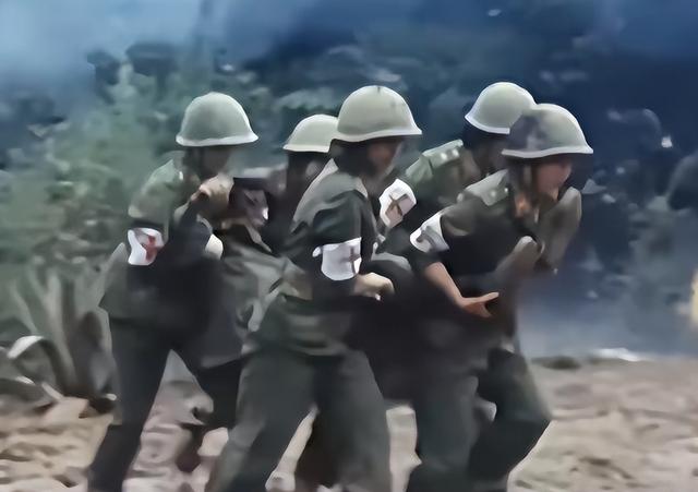 86年老山战场，亲吻临终士兵的女战士张茹，29年后去他墓前探望