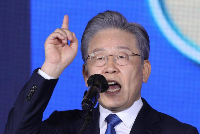 两邻国已做选择，特朗普是真没想到，美方：中国还在狂抛美债