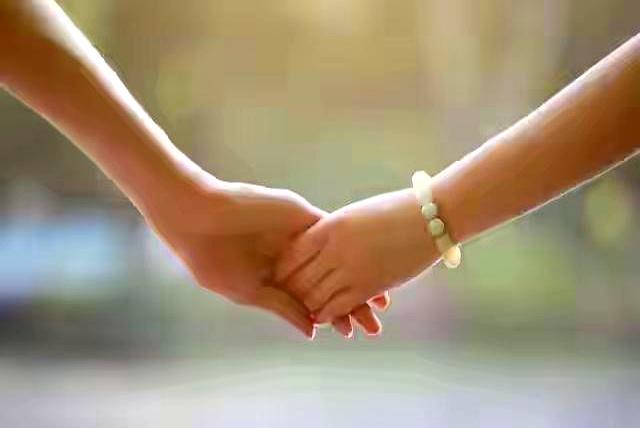 两性之间，女人愿意让你摸她这两个地方，其实就是在默默表白