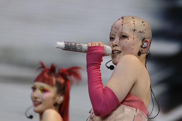 2025女性生存图鉴：被看见后被撕碎，她们正在夺回叙事权路上狂奔