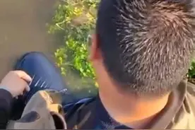 一男子钓鱼期间直接在河里边睡着！差点被冲走！这就是钓鱼佬吗？图片