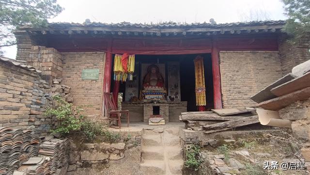 到青华山看千年卧佛，一路上垃圾随处可见