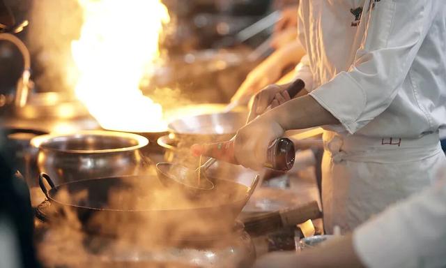 机械臂现身食堂后厨，具身机器人离团餐还有多远？