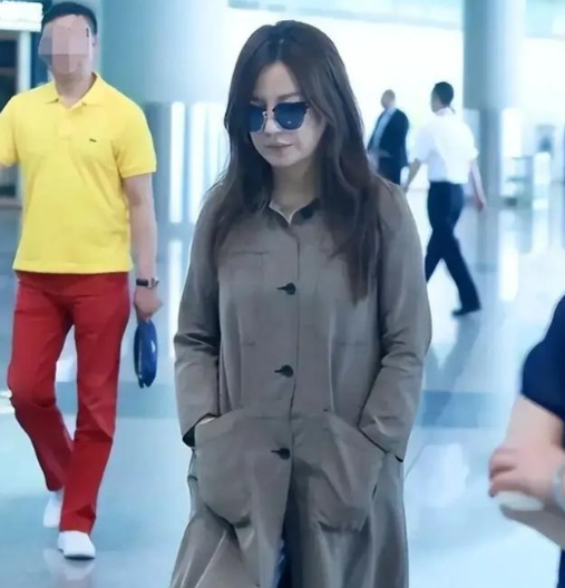 封杀4年后，49岁赵薇又有消息，因胃癌去世传闻5个月前就真相大白