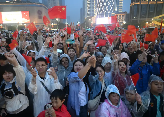 人山人海只看不买，年轻人报复性“白嫖”，景区赚不到钱了？