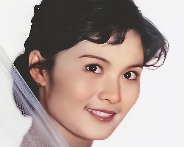 她是天生丽质的美女演员，嫁给军委副主席之子，离婚后成知名画家