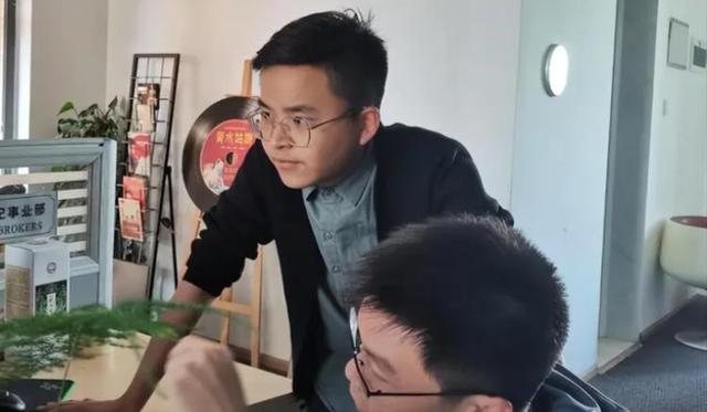 被姚明抱着上奥运的抗震小英雄，曾发誓考上清华，16年后成了这样