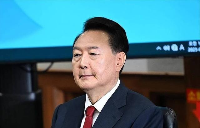 满头白发的尹锡悦，听到被判死刑通知，当场微笑后立即东张西望