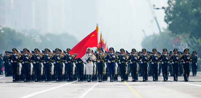 美国就算一动不动，中国20年也追不上？九三阅兵后，局势已被改写