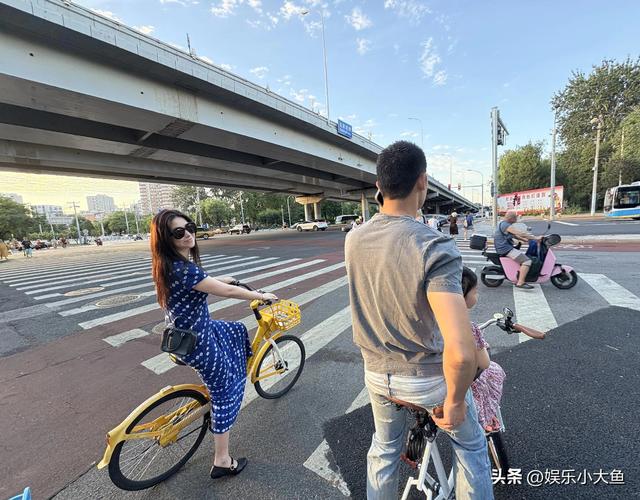 朱珠一家在北京骑自行车，吃爆肚涮羊肉，一家三口好温馨好幸福