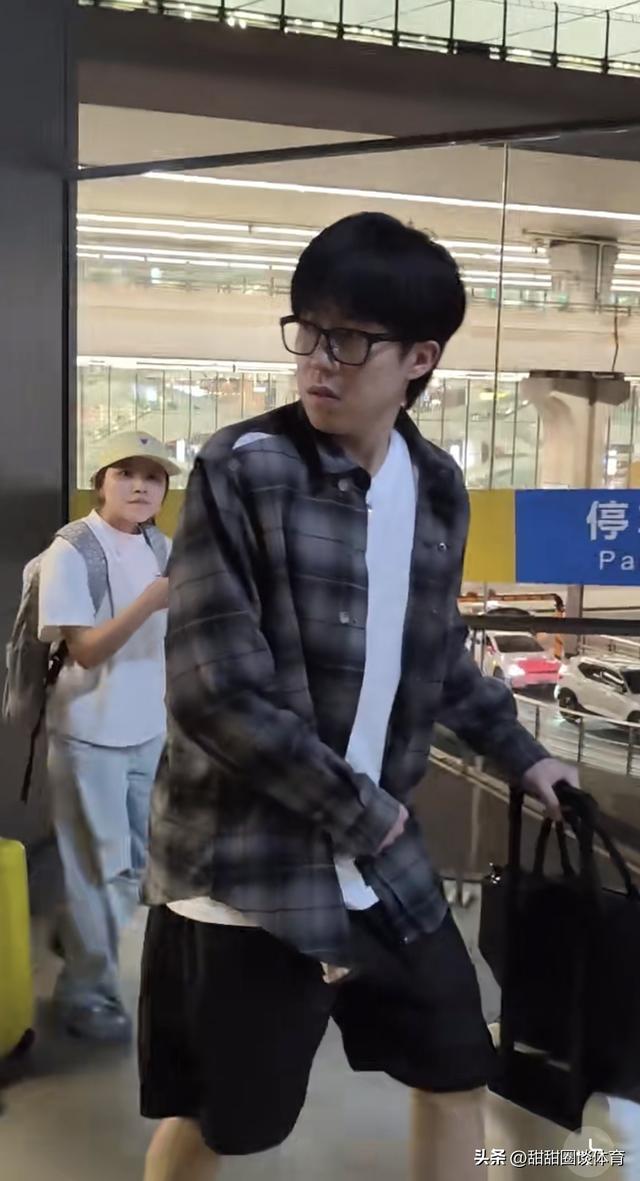 国乒落地北京，王楚钦被代拍吓到了，孙颖莎在工作人员带领下离开
