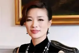 浙江女富商胡洁，二婚嫁给周立波后，竟愿意和他在美国低调的生活图片