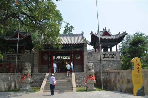 山水蒙山、 生态蒙山、 清凉蒙山、 旅游人气旺！