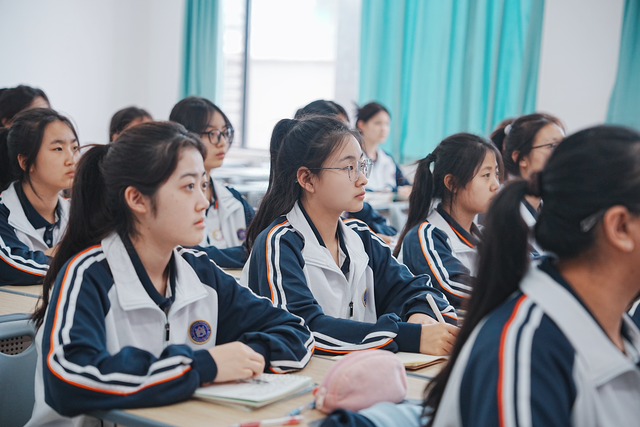 经济会议释放强烈信号！比直接发钱更牛的一步棋	，改写14亿人命运