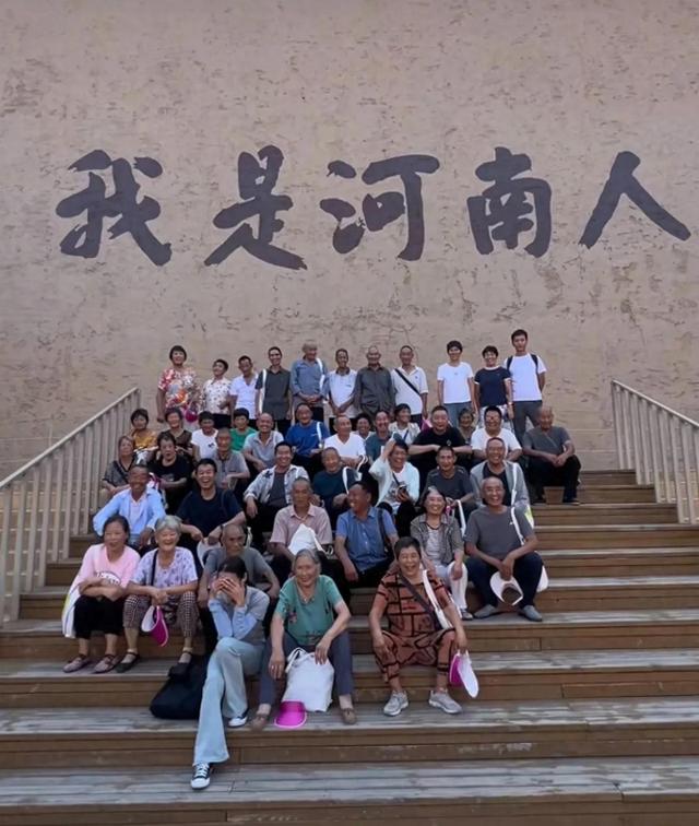 网红李富贵带46位老人去旅行，听戏吃大餐，《人民日报》点赞转发