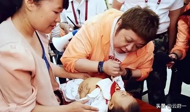 贪污上亿、假慈善？被实名举报的韩红，如今在演唱会上忍不住痛哭