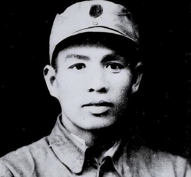 他是原南京军区司令员，77年被华国锋同志点名批评，后被开除党籍