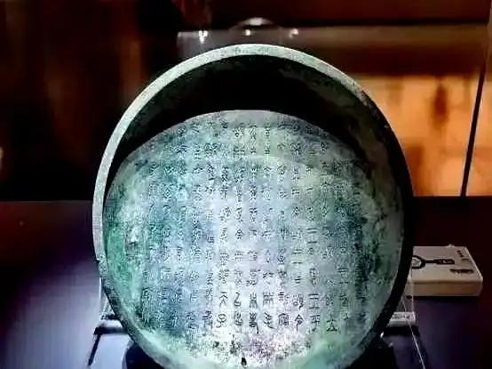 女子逛博物馆，指着镇馆之宝惊呼：这没盖的碗，和我家盖子是一对
