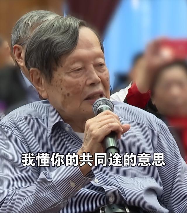 杨振宁身覆国旗，翁帆是家属代表站第一位，重量级好友也到场悼念