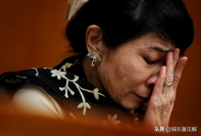 自食恶果！否认中国籍拒唱国歌，俩儿子定居国外，她下场如何？