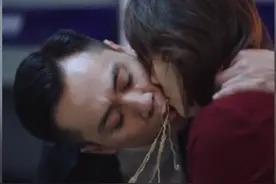 伸舌头、嘴亲肿、忘年吻，这些“中老年”演员拍吻戏，个个辣眼睛图片