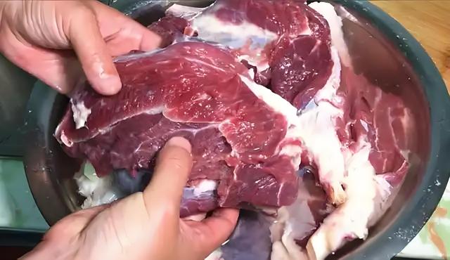 炖牛肉时，最忌焯水和直接下锅炖，教你一招，软烂入味，不腥不柴