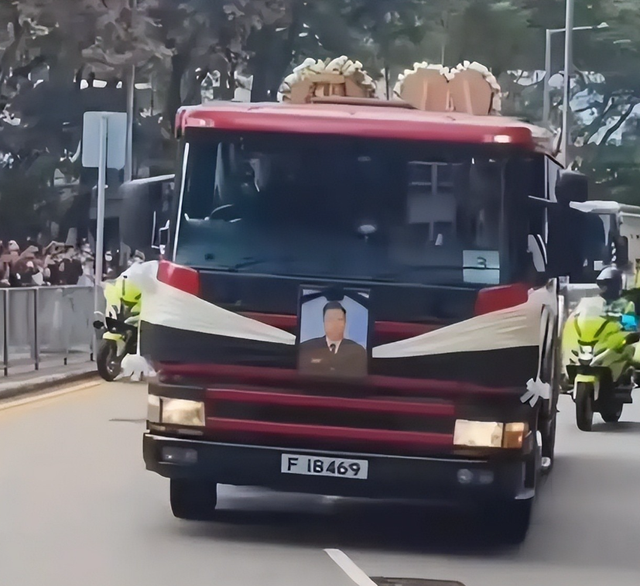 衣服真的不能乱穿|香港牺牲消防员路祭，民政专员因着装不当致歉
