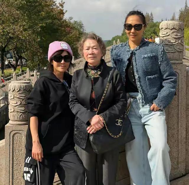 刘嘉玲回苏州与50年同学聚会 刘嘉玲保养超好 看着比别同学年轻好多