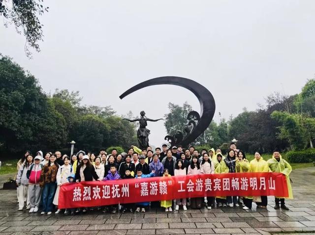 明月山迎三千人旅行团，秋季旅游市场人气火爆！