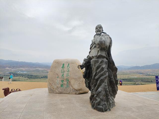 沙坡头：黄河与腾格里沙漠握手