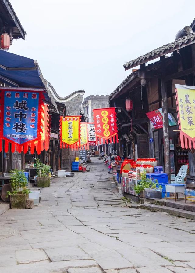 被重庆光芒掩盖，这座小城被一碗“刨猪汤”带火，景点几乎免费看