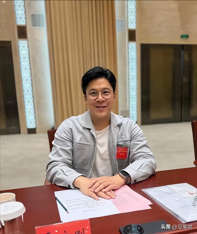 全网恭喜！45岁霍启刚又升职了，级别很高，妻子郭晶晶立了大功！