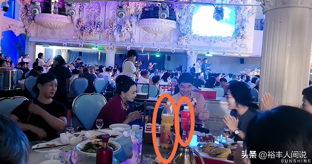 网红书记安英女儿出嫁，喝廉价果汁	，地点不在蓝海酒店，武文主持