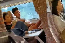 高铁上的闹心一幕：外国乘客与工作人员的双双“掉链子图片