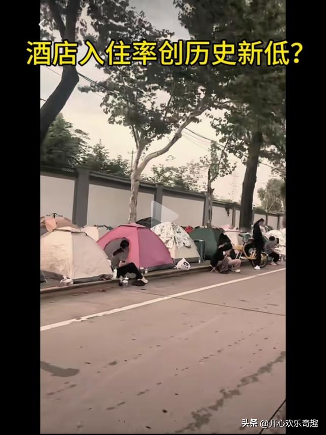担心酒店涨价，有人随身携带着帐蓬露宿街头。当中苦衷谁懂？